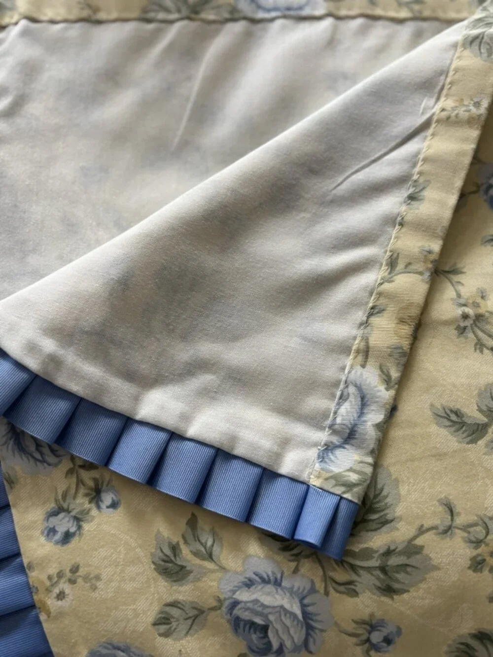 Waverly 1 Window Valance‎ Yellow Floral Blue Roses Scalloped 20
